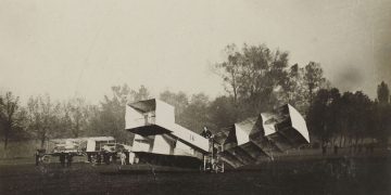 [Collection Jules Beau. Photographie sportive] : T. 33. Années 1906 et 1907 / Jules Beau : F. 15. [Les étapes de l'aviation. Nouveau triomphe de Santos-Dumont. 12 novembre 1906];