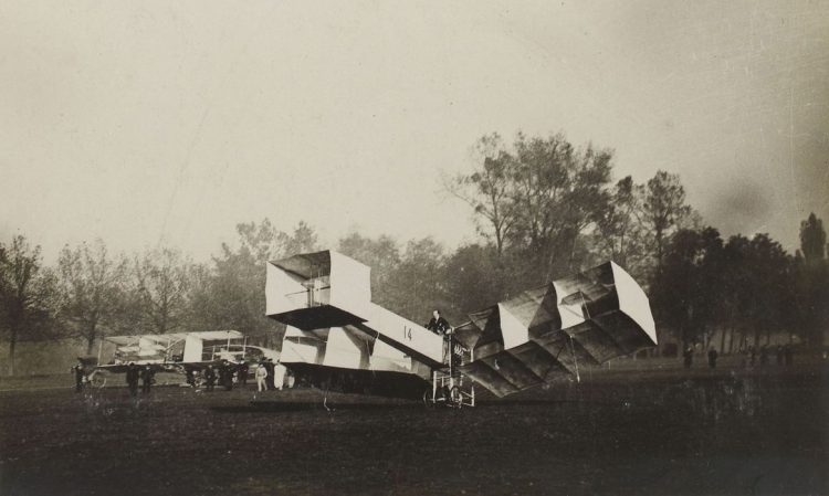 [Collection Jules Beau. Photographie sportive] : T. 33. Années 1906 et 1907 / Jules Beau : F. 15. [Les étapes de l'aviation. Nouveau triomphe de Santos-Dumont. 12 novembre 1906];