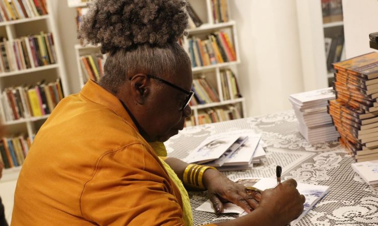 Rio de Janeiro (RJ), 20/07/2023 - A escritora Conceição Evaristo lança a Casa Escrevivência, um espaço aberto ao público com biblioteca, no Largo da Prainha. Foto: Fernando Frazão/Agência Brasil