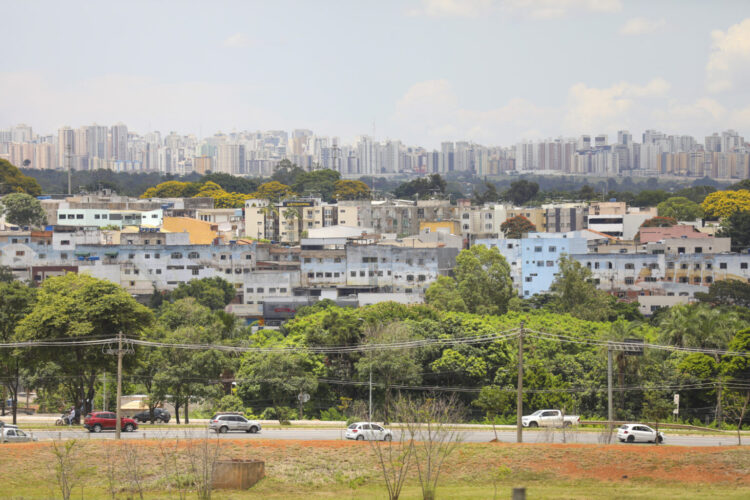 Atualmente, são 17 obras em andamento na região. Em 2023, foram investidos R$ 2 milhões nas calçadas, R$ 800 mil na ciclovia e R$ 300 mil na renovação do campo sintético, além de R$ 400 mil para melhorar a iluminação pública | Fotos: Joel Rodrigues/Agência Brasília