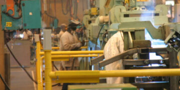 Linha de produção na Mercedes Benz do Brasil em São Bernardo do Campo, ABC Paulista. 2007. foto Roberto Parizotti