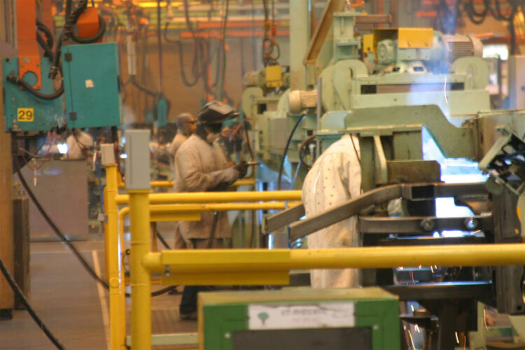 Linha de produção na Mercedes Benz do Brasil em São Bernardo do Campo, ABC Paulista. 2007. foto Roberto Parizotti