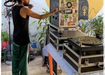 {"remix_data":[],"remix_entry_point":"challenges","source_tags":["local"],"source_ids":{},"source_ids_track":{},"origin":"unknown","total_draw_time":0,"total_draw_actions":0,"layers_used":0,"brushes_used":0,"photos_added":0,"total_editor_actions":{},"tools_used":{"crop":1,"mask":1},"is_sticker":false,"edited_since_last_sticker_save":true,"containsFTESticker":false}