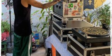 {"remix_data":[],"remix_entry_point":"challenges","source_tags":["local"],"source_ids":{},"source_ids_track":{},"origin":"unknown","total_draw_time":0,"total_draw_actions":0,"layers_used":0,"brushes_used":0,"photos_added":0,"total_editor_actions":{},"tools_used":{"crop":1,"mask":1},"is_sticker":false,"edited_since_last_sticker_save":true,"containsFTESticker":false}