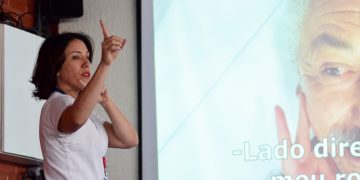 A neurologista Letícia Rebello, do Hospital de Base, orienta: “Sabemos que quanto mais rápido o paciente for atendido, maiores são suas chances de recuperação” | Foto: Yuri Freitas/Agência Saúde-DF