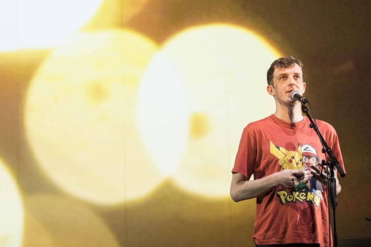 Édouard Louis na peça 'Quem Matou Meu Pai' - Divulgação