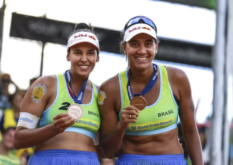 Duda e Ana Patrícia com o bronze da etapa em Brasília em 2025 - Patricy Albuquerque/Divulgação/CBV