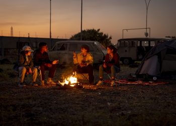 SÃO PAULO, SP, BRASIL, 01-08-2025:  Os 4 comem marshmallows. Pituca já está capotado dormindo. Tiram no 2 ou 1 quem vai ficar de vigia. Edmundo vai dormir e Joãofica fazendo companhia para Berenice  Durante a Copa do Mundo, o álbum de figurinhas é a maior febre entre os alunos do Colégio Três Bandeiras. Gordo, líder de um grupo empenhado em completar o álbum, descobre uma operação de falsificação de figurinhas, até então, impossível de ser desvendada. Ao lado dos amigos — e de Berenice, uma garota esperta por quem se apaixona — ele embarca numa investigação cheia de suspense, aventura e humor, onde a paixão pelo futebol se une à busca por justiça.Baseado em um dos maiores clássicos da literatura brasileira, com mais de 1 milhão de cópias vendidas, a obra de João Carlos Marinho é referência para diversas gerações e agora ganha uma superprodução para as telonas. (Foto: Fabio Braga/Pivô Audiovisual) DIVULGAÇÃO.