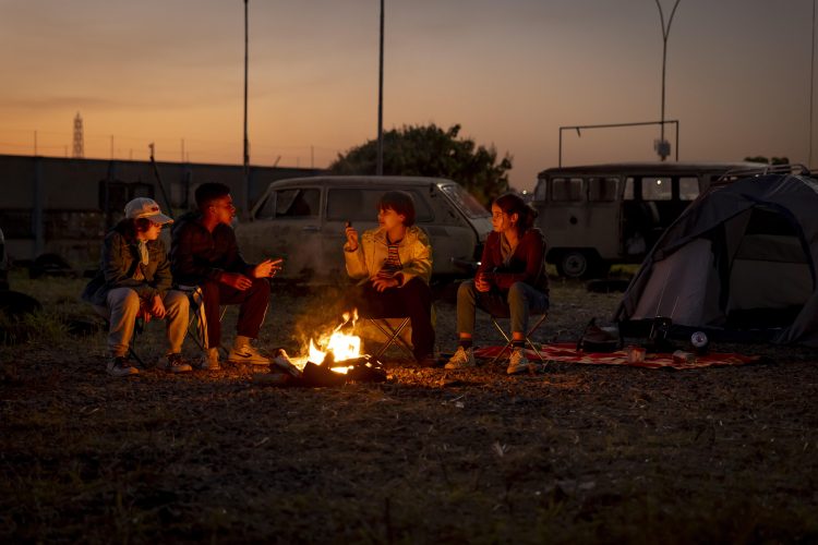 SÃO PAULO, SP, BRASIL, 01-08-2025:  Os 4 comem marshmallows. Pituca já está capotado dormindo. Tiram no 2 ou 1 quem vai ficar de vigia. Edmundo vai dormir e Joãofica fazendo companhia para Berenice  Durante a Copa do Mundo, o álbum de figurinhas é a maior febre entre os alunos do Colégio Três Bandeiras. Gordo, líder de um grupo empenhado em completar o álbum, descobre uma operação de falsificação de figurinhas, até então, impossível de ser desvendada. Ao lado dos amigos — e de Berenice, uma garota esperta por quem se apaixona — ele embarca numa investigação cheia de suspense, aventura e humor, onde a paixão pelo futebol se une à busca por justiça.Baseado em um dos maiores clássicos da literatura brasileira, com mais de 1 milhão de cópias vendidas, a obra de João Carlos Marinho é referência para diversas gerações e agora ganha uma superprodução para as telonas. (Foto: Fabio Braga/Pivô Audiovisual) DIVULGAÇÃO.