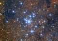 Aglomerado estelar aberto com estrelas azuis brilhantes cercadas por inúmeras estrelas alaranjadas e fundo escuro com nebulosidade tênue.
O aglomerado Messier 21 em registro feito pelo observatório Vera C. Rubin. A IA deve ajuda cientistas a analisar os dados produzidos no local pelos próximos anos - RubinObs/NOIRLab/SLAC/NSF/DOE/Aura/via Reuters