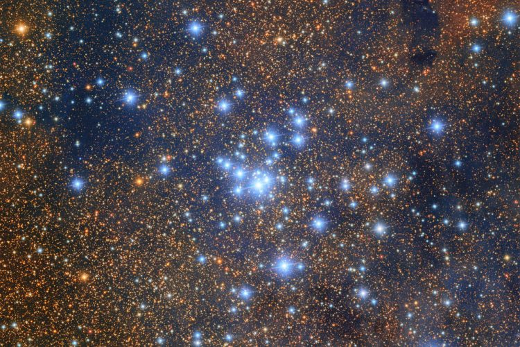 Aglomerado estelar aberto com estrelas azuis brilhantes cercadas por inúmeras estrelas alaranjadas e fundo escuro com nebulosidade tênue.
O aglomerado Messier 21 em registro feito pelo observatório Vera C. Rubin. A IA deve ajuda cientistas a analisar os dados produzidos no local pelos próximos anos - RubinObs/NOIRLab/SLAC/NSF/DOE/Aura/via Reuters