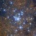 Aglomerado estelar aberto com estrelas azuis brilhantes cercadas por inúmeras estrelas alaranjadas e fundo escuro com nebulosidade tênue.
O aglomerado Messier 21 em registro feito pelo observatório Vera C. Rubin. A IA deve ajuda cientistas a analisar os dados produzidos no local pelos próximos anos - RubinObs/NOIRLab/SLAC/NSF/DOE/Aura/via Reuters
