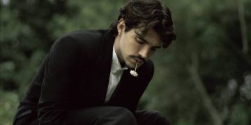 O cantor Jão em imagem do disco 'Memórias Póstumas' - Hugo Comte/Divulgação