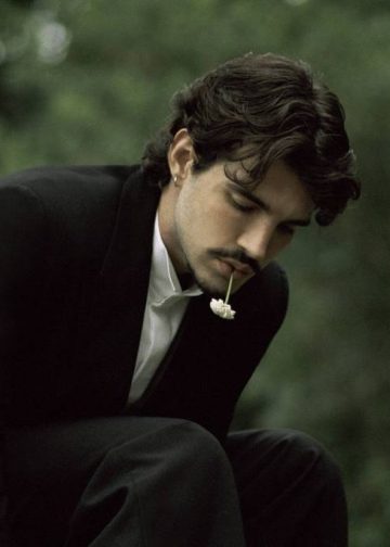 O cantor Jão em imagem do disco 'Memórias Póstumas' - Hugo Comte/Divulgação