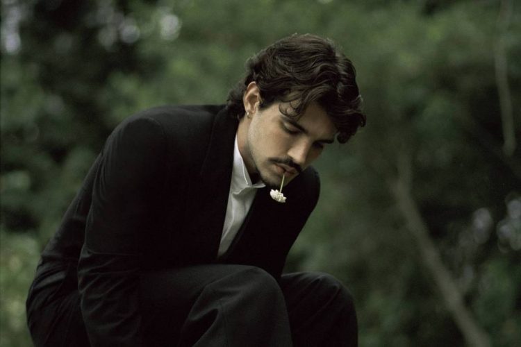 O cantor Jão em imagem do disco 'Memórias Póstumas' - Hugo Comte/Divulgação
