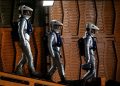 Cena de 2001: Uma Odisseia no Espaço com três astronautas em trajes prateados num ambiente de painéis alaranjados.