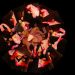 Composição circular com múltiplas imagens de pessoa envolta em tecido rosa sobre fundo preto, obra de Feio Franq