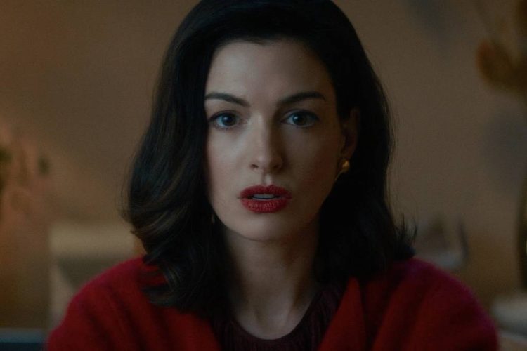 Anne Hathaway como Verity Crawford, com blusa vermelha, em cena do filme Verity.