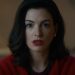 Anne Hathaway como Verity Crawford, com blusa vermelha, em cena do filme Verity.