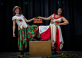 As artistas Érica Rodrigues e Paloma Menino, da companhia As Pareias, em cena de circo-teatro