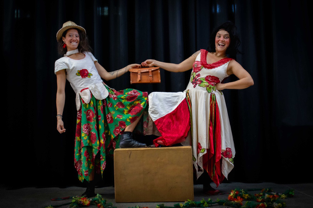 As artistas Érica Rodrigues e Paloma Menino, da companhia As Pareias, em cena de circo-teatro