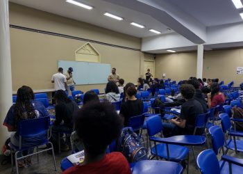 Estudantes em sala de aula durante edição anterior do aulão Nossa Vez de preparação para o Enem