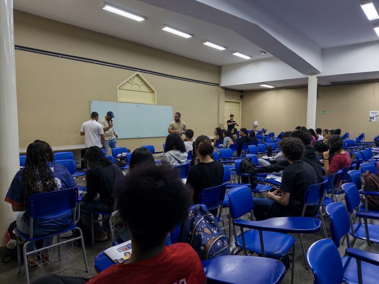 Estudantes em sala de aula durante edição anterior do aulão Nossa Vez de preparação para o Enem