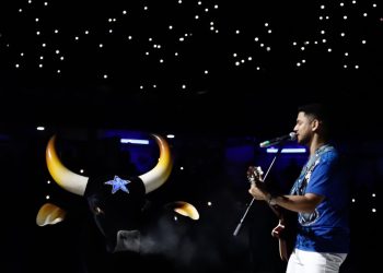 Boi Caprichoso com a estrela azul no Bumbódromo de Parintins