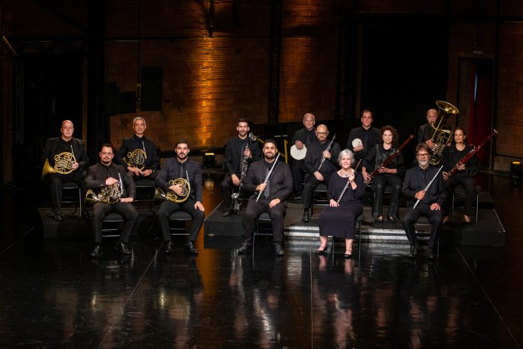 Brasil Jazz Sinfônica durante apresentação; orquestra integra programação cultural de outubro