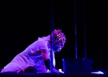 Caio Frankiu em cena do espetáculo de dança-teatro Doce²