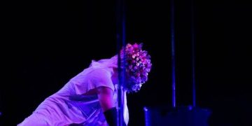 Caio Frankiu em cena do espetáculo de dança-teatro Doce²