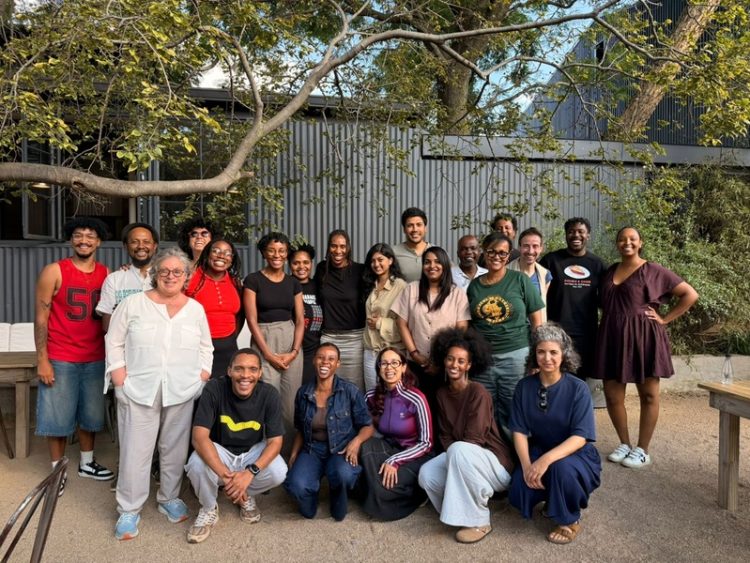 Grupo de participantes do Creative Producer Indaba reunido ao ar livre