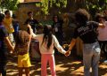 Crianças e educadores participam de atividade coletiva ao ar livre em Ceilândia
