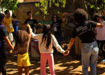 Crianças e educadores participam de atividade coletiva ao ar livre em Ceilândia