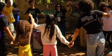 Crianças e educadores participam de atividade coletiva ao ar livre em Ceilândia