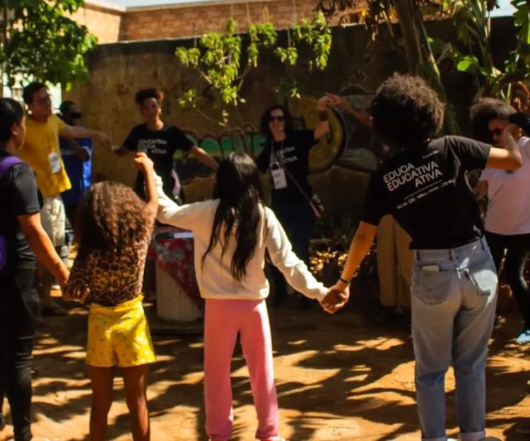 Crianças e educadores participam de atividade coletiva ao ar livre em Ceilândia