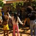 Crianças e educadores participam de atividade coletiva ao ar livre em Ceilândia