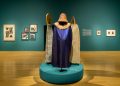 Esculturas com máscaras e vestimentas da série Revoltosas, de Cristiane Martins, na exposição Amazônicas.