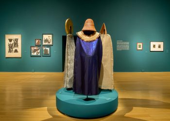 Esculturas com máscaras e vestimentas da série Revoltosas, de Cristiane Martins, na exposição Amazônicas.