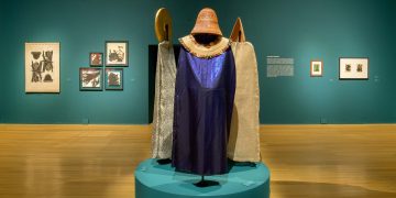 Esculturas com máscaras e vestimentas da série Revoltosas, de Cristiane Martins, na exposição Amazônicas.