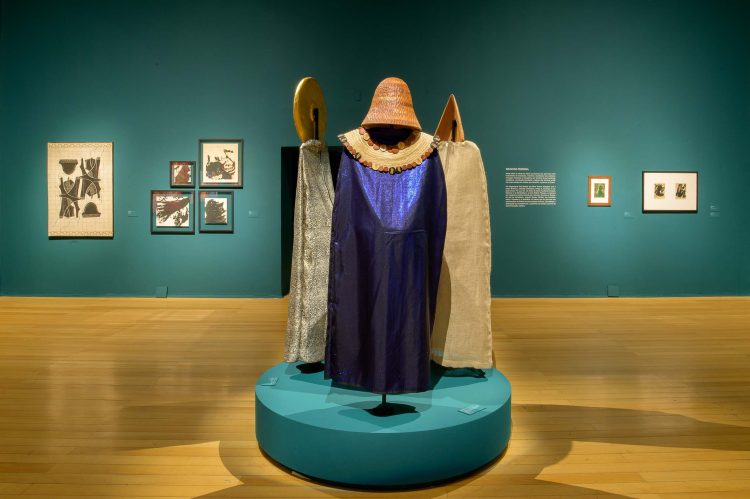 Esculturas com máscaras e vestimentas da série Revoltosas, de Cristiane Martins, na exposição Amazônicas.