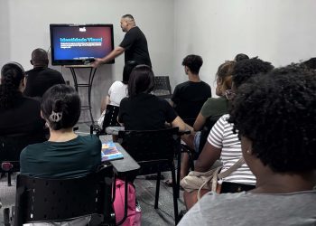 Participantes acompanham uma aula sobre identidade visual no Teatro Nova Iguaçu Petrobras.