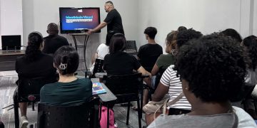 Participantes acompanham uma aula sobre identidade visual no Teatro Nova Iguaçu Petrobras.