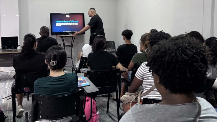 Participantes acompanham uma aula sobre identidade visual no Teatro Nova Iguaçu Petrobras.