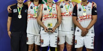 Jogadores do Drible Certo/IFC celebram o título adulto masculino do Campeonato Brasileiro de Basquete 3x3 no Pacaembu.