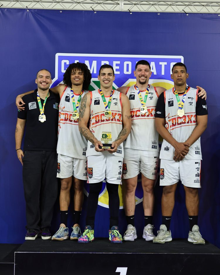 Jogadores do Drible Certo/IFC celebram o título adulto masculino do Campeonato Brasileiro de Basquete 3x3 no Pacaembu.
