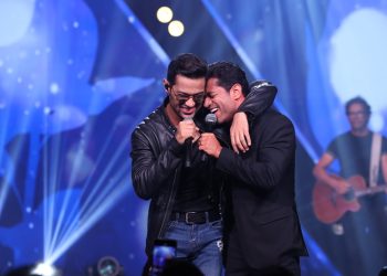 Edy Britto e Samuel cantando juntos no palco durante gravação de DVD