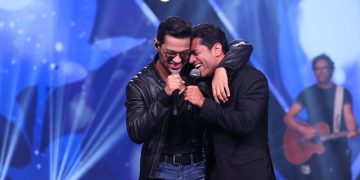 Edy Britto e Samuel cantando juntos no palco durante gravação de DVD
