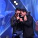 Edy Britto e Samuel cantando juntos no palco durante gravação de DVD