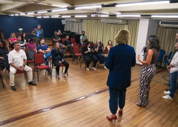 Participantes acompanham uma atividade do Clube de Oratória de Brasília em um auditório